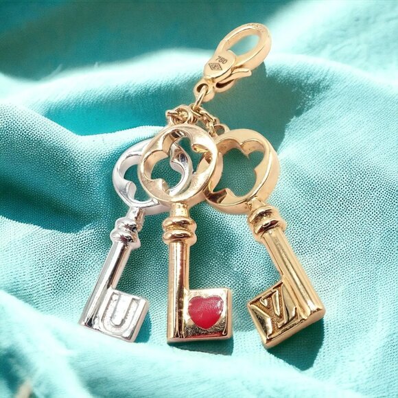 Rare! Louis Vuitton LV 18k Tri Color Gold Enamel Heart Three Keys Charm Pendant - Picture 2 of 8